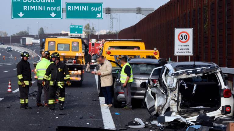 Rimini, incidente in A-14: coinvolte 6 auto e un camion, traffico in tilt sulla corsia Nord - Gallery Rimini, incidente in A-14: coinvolte 6 auto e un camion, traffico in tilt sulla corsia Nord - Gallery