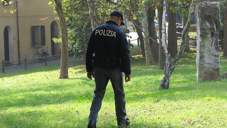 Rimini, trovato morto nel parco: probabile overdose Rimini, trovato morto nel parco: probabile overdose