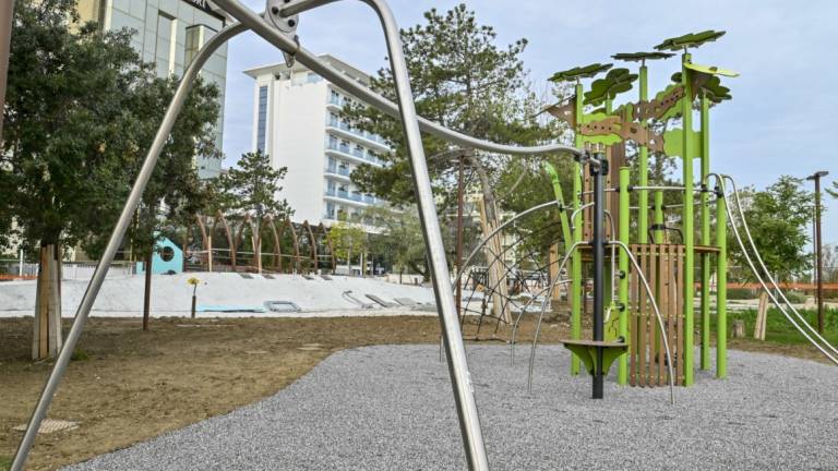 Rimini, scivoli e sardine luminose nell'area gioco del lungomare Tintori Rimini, scivoli e sardine luminose nell'area gioco del lungomare Tintori