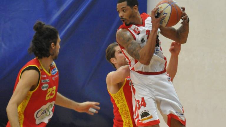 Basket A2, Forlì conquista Ravenna: il derby finisce 70-83 Basket A2, Forlì conquista Ravenna: il derby finisce 70-83