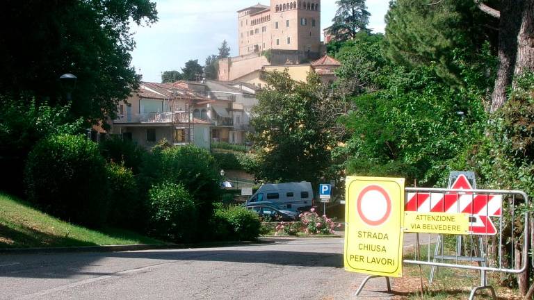 Longiano, partiti i lavori in via Belvedere: rimarrà chiusa fino al 2 agosto Longiano, partiti i lavori in via Belvedere: rimarrà chiusa fino al 2 agosto