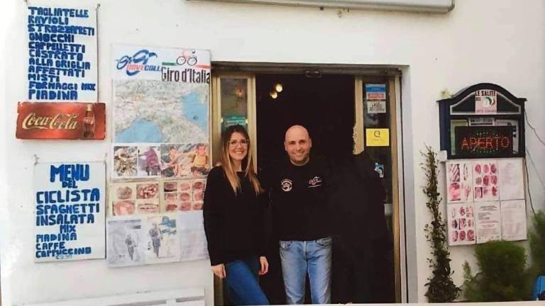 Francesco Mazzoni insieme alla sua ragazza Elisa Di Lella davanti al bar ristornte avviato dai suoi non Francesco Mazzoni insieme alla sua ragazza Elisa Di Lella davanti al bar ristornte avviato dai suoi non