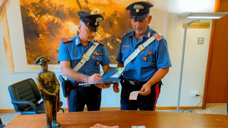 Imola, pagano con banconote false. Trovati con 1.300 euro di soldi contraffatti, due denunciati Imola, pagano con banconote false. Trovati con 1.300 euro di soldi contraffatti, due denunciati