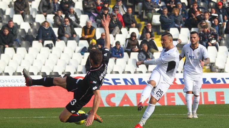 Il Cesena si arrende alla capolista Vicenza (1-3) Il Cesena si arrende alla capolista Vicenza (1-3)