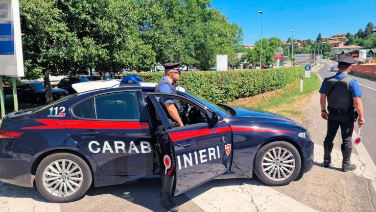Castel Guelfo, sorpresi con l’auto piena di vestiti rubati: nei guai due donne e un uomo Castel Guelfo, sorpresi con l’auto piena di vestiti rubati: nei guai due donne e un uomo