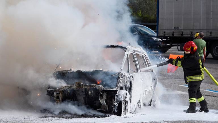 Incendio: auto a fuoco al casello A14 di Rimini sud - VIDEO GALLERY Incendio: auto a fuoco al casello A14 di Rimini sud - VIDEO GALLERY