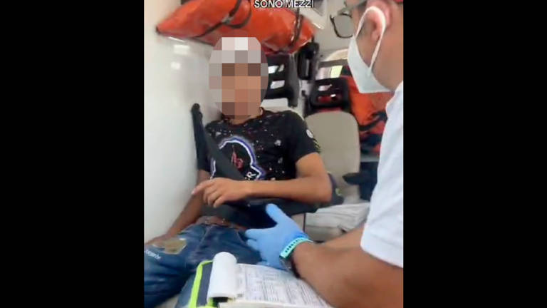 Finge di stare male per farsi portare in ambulanza a Riccione poi mettono il video su TikTok Finge di stare male per farsi portare in ambulanza a Riccione poi mettono il video su TikTok