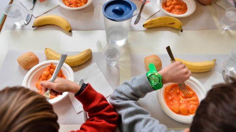 Bimbi alla mensa della scuola Bimbi alla mensa della scuola