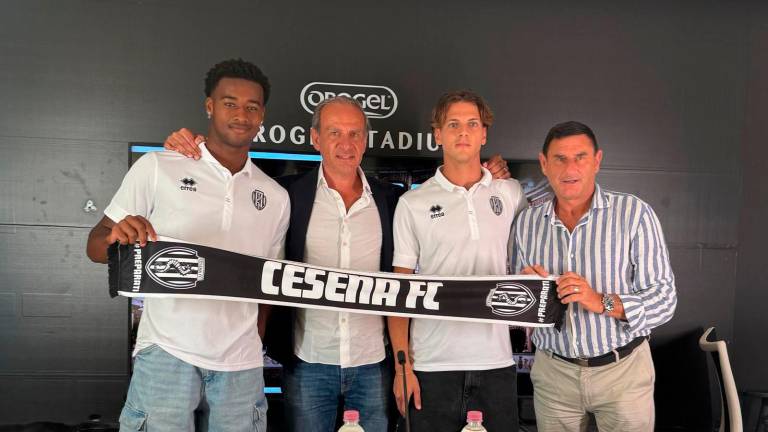 Siren Diao e Riccardo Ciervo con il diesse Fusco e il consigliere Agostini (Zanotti) Siren Diao e Riccardo Ciervo con il diesse Fusco e il consigliere Agostini (Zanotti)