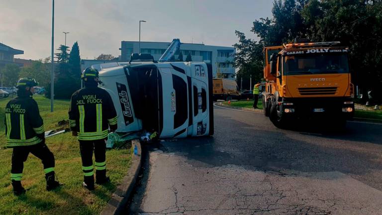 Riccione. Si ribalta Tir alla rotatoria di San Lorenzo: ferito l’autista Riccione. Si ribalta Tir alla rotatoria di San Lorenzo: ferito l’autista