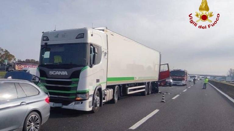 Forlì, incidente tra due camion in autostrada: un autista in gravi condizioni Forlì, incidente tra due camion in autostrada: un autista in gravi condizioni