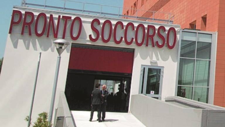 Si allontana dall'ospedale col catetere attaccato Si allontana dall'ospedale col catetere attaccato