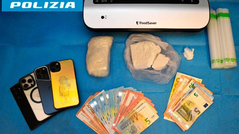 Sequestrato quasi mezzo chilo di cocaina a due spacciatori 27enni Sequestrato quasi mezzo chilo di cocaina a due spacciatori 27enni