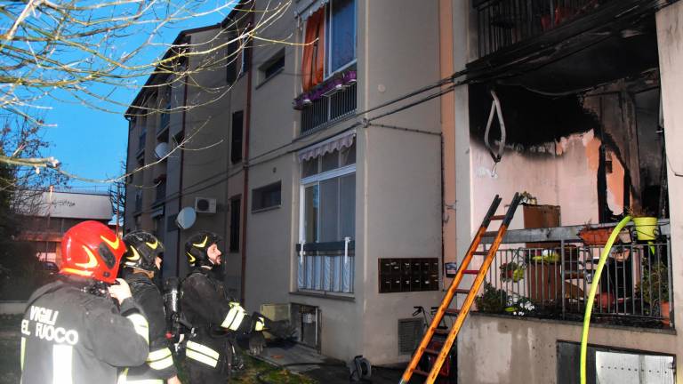 Incendio all’alba a Rimini in un condominio di case popolari. Soccorsi i residenti intossicati dal fumo, salvato un cagnolino Incendio all’alba a Rimini in un condominio di case popolari. Soccorsi i residenti intossicati dal fumo, salvato un cagnolino