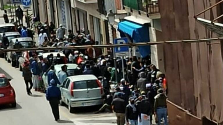 Rimini, assembramenti al centro islamico per il Ramadan Rimini, assembramenti al centro islamico per il Ramadan