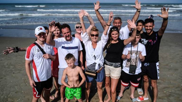 Rimini. Tedeschi già in spiaggia: lo diciamo a tutti, qui è sicuro Rimini. Tedeschi già in spiaggia: lo diciamo a tutti, qui è sicuro
