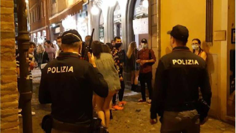 Movida fuori controllo: 3 locali e 20 persone multate a Rimini Movida fuori controllo: 3 locali e 20 persone multate a Rimini