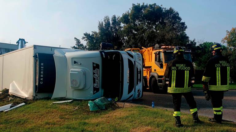 Riccione. Si ribalta Tir alla rotatoria di San Lorenzo: ferito l’autista Riccione. Si ribalta Tir alla rotatoria di San Lorenzo: ferito l’autista