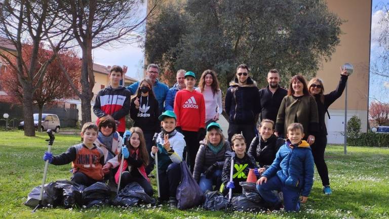 Dalla scarpa alla ruota dell'auto: oltre 70 volontari a pulire Cotignola - Gallery Dalla scarpa alla ruota dell'auto: oltre 70 volontari a pulire Cotignola - Gallery