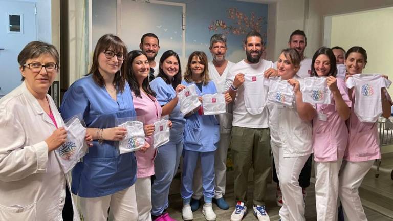 Cesena. Donati 50 body per i neonati del reparto Ostetricia di Cesena Cesena. Donati 50 body per i neonati del reparto Ostetricia di Cesena