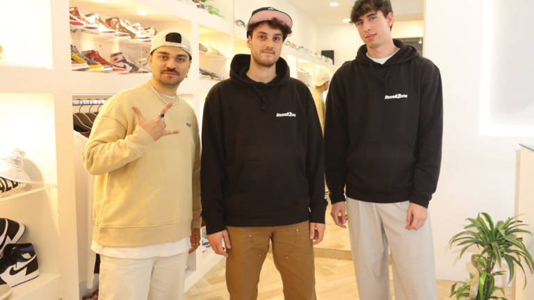 Cesena, scarpe esclusive e brand a edizione limitata: due giovanissimi imprenditori si alleano col TikToker Cesena, scarpe esclusive e brand a edizione limitata: due giovanissimi imprenditori si alleano col TikToker