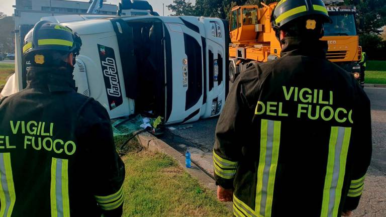 L’incidente alla rotatoria di San Lorenzo a Riccione (foto Manuel Migliorini) L’incidente alla rotatoria di San Lorenzo a Riccione (foto Manuel Migliorini)