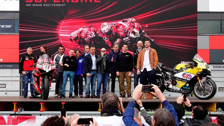 Piloti, team manager e autorità sul palco dell’Eicma al Misano World Circuit per presentare il poster ufficiale