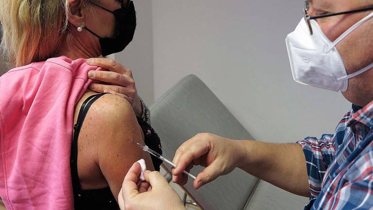 Green pass e vaccini fasulli: nel processo a Ravenna le chat tra il dottor Passarini e il responsabile del circolo tennis Green pass e vaccini fasulli: nel processo a Ravenna le chat tra il dottor Passarini e il responsabile del circolo tennis