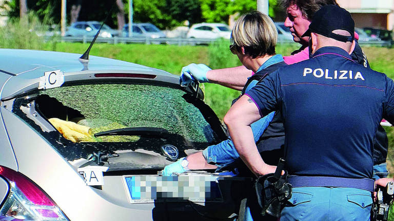 Rimini, spari contro l'auto fuggita all'alt: indagato poliziotto Rimini, spari contro l'auto fuggita all'alt: indagato poliziotto