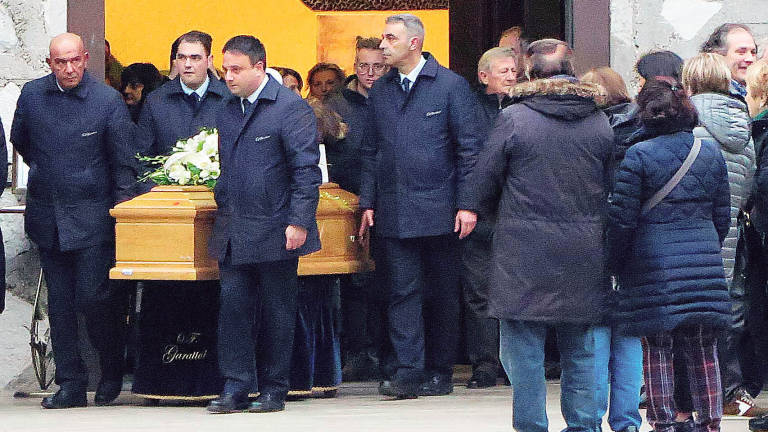Riccione, chiesa gremita per il funerale della pensionata uccisa Riccione, chiesa gremita per il funerale della pensionata uccisa