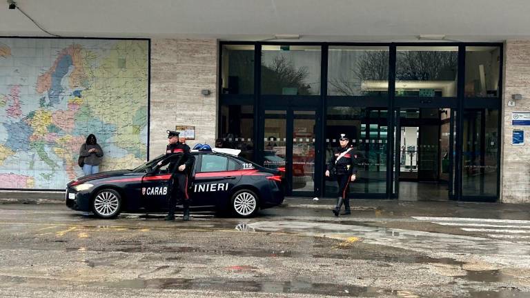 Faenza, minaccia di gettarsi sotto il treno, salvato dai carabinieri Faenza, minaccia di gettarsi sotto il treno, salvato dai carabinieri