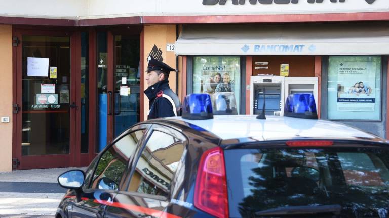 Colpo in banca a Misano Adriatico, dipendenti minacciati e legati Colpo in banca a Misano Adriatico, dipendenti minacciati e legati