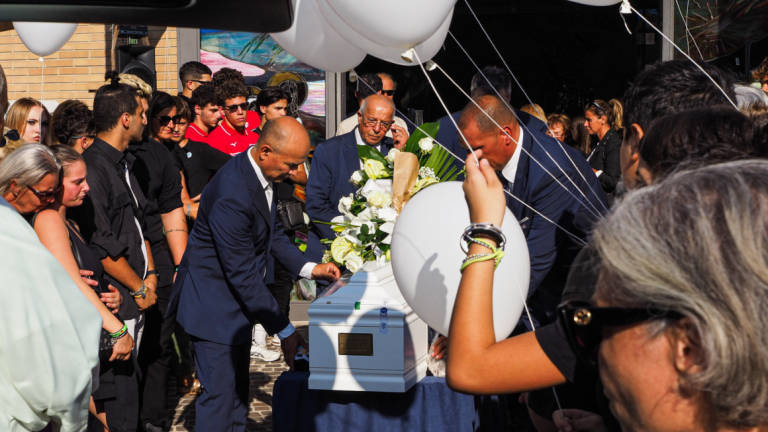 Rimini. Una folla di bambini in lacrime per l'addio al piccolo Samuel. Il vescovo: Ora nuota nell'oceano dell'amore di Dio Rimini. Una folla di bambini in lacrime per l'addio al piccolo Samuel. Il vescovo: Ora nuota nell'oceano dell'amore di Dio
