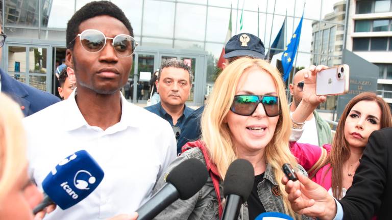 Louis Dassilva con Roberta Bruzzone davanti al tribunale di Rimini Louis Dassilva con Roberta Bruzzone davanti al tribunale di Rimini
