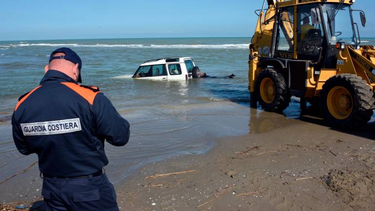 Riccione, prova a guadare la foce del Marano col fuoristrada ma rimane incagliato - Gallery Riccione, prova a guadare la foce del Marano col fuoristrada ma rimane incagliato - Gallery