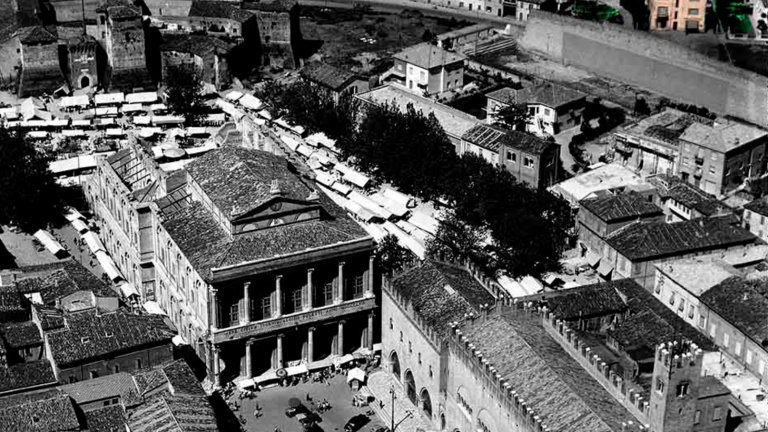 Una veduta dall’alto della città di Rimini nel 1955, il panificio Grazi appare a colori in alto a destra Una veduta dall’alto della città di Rimini nel 1955, il panificio Grazi appare a colori in alto a destra