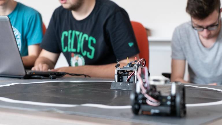 A Cesena la sfida tra i robot realizzati dagli alunni delle superiori A Cesena la sfida tra i robot realizzati dagli alunni delle superiori
