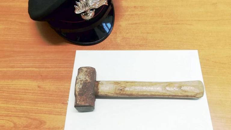 Irrompe in casa e col martello minaccia la ex davanti ai figli Irrompe in casa e col martello minaccia la ex davanti ai figli