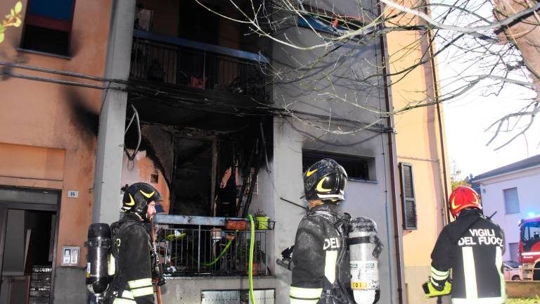 Incendio all’alba a Rimini in un condominio di case popolari. Soccorsi i residenti intossicati dal fumo, salvato un cagnolino Incendio all’alba a Rimini in un condominio di case popolari. Soccorsi i residenti intossicati dal fumo, salvato un cagnolino