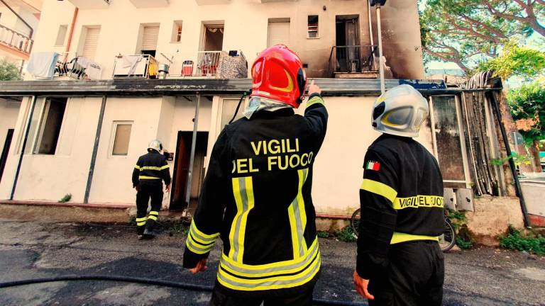 Rimini. Fiamme in un ex hotel, sfollati 12 lavoratori Rimini. Fiamme in un ex hotel, sfollati 12 lavoratori