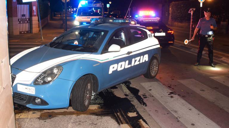 Assalto in gioielleria nella notte in centro a Rimini, in azione la banda dell’Audi. Due agenti feriti in un incidente durante l’inseguimento FOTO/VIDEO Assalto in gioielleria nella notte in centro a Rimini, in azione la banda dell’Audi. Due agenti feriti in un incidente durante l’inseguimento FOTO/VIDEO