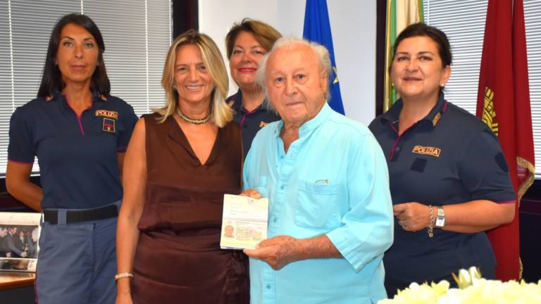 Rimini, ecco il suo passaporto: a 100 anni viaggia ancora per lavoro Rimini, ecco il suo passaporto: a 100 anni viaggia ancora per lavoro