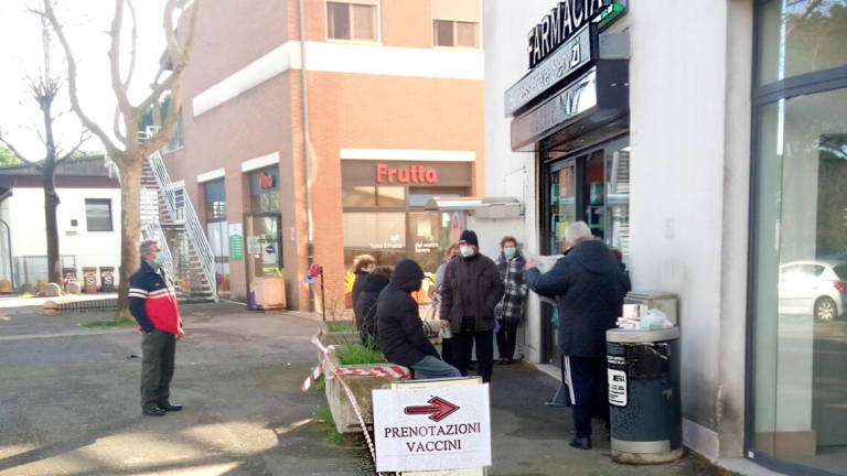 Vaccini agli over 75, file fuori dalle farmacie per le prenotazioni Vaccini agli over 75, file fuori dalle farmacie per le prenotazioni