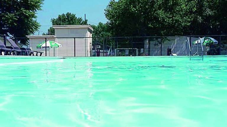 Misano, bimba di 4 anni rischia di annegare in piscina, salvata da un nonno Misano, bimba di 4 anni rischia di annegare in piscina, salvata da un nonno