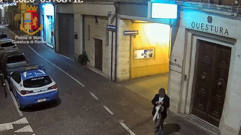 Rimini. Danneggia gli specchietti delle auto della polizia: beccato Rimini. Danneggia gli specchietti delle auto della polizia: beccato