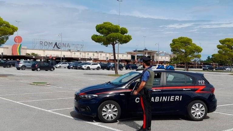 “Pago le bottiglie d’acqua”: invece aveva un borsone pieno di merce rubata, arrestata al Romagna Shopping Valley “Pago le bottiglie d’acqua”: invece aveva un borsone pieno di merce rubata, arrestata al Romagna Shopping Valley