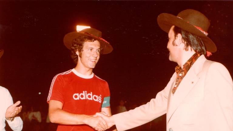 Franz Beckenbauer a Cesena con “e caplazz” del Passatore Archivio Fotografico Fondo Alteo Dolcini Franz Beckenbauer a Cesena con “e caplazz” del Passatore Archivio Fotografico Fondo Alteo Dolcini