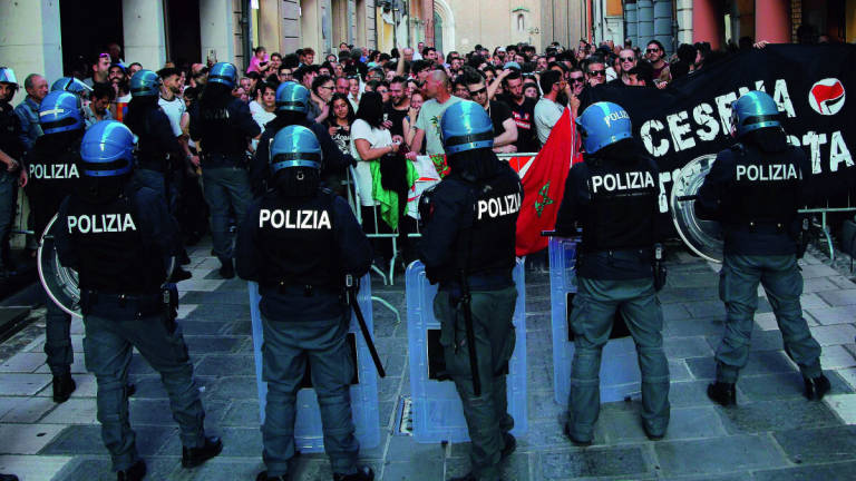 Il confronto tra mondi diversi Il confronto tra mondi diversi