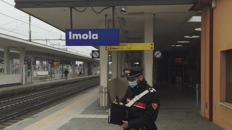 Imola, senzatetto incendia una coperta e danneggia la stazione Imola, senzatetto incendia una coperta e danneggia la stazione