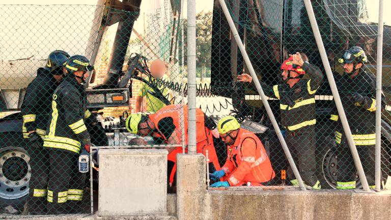 Riccione. Incidente sul lavoro al cantiere: autista schiacciato dal camion durante una riparazione Riccione. Incidente sul lavoro al cantiere: autista schiacciato dal camion durante una riparazione